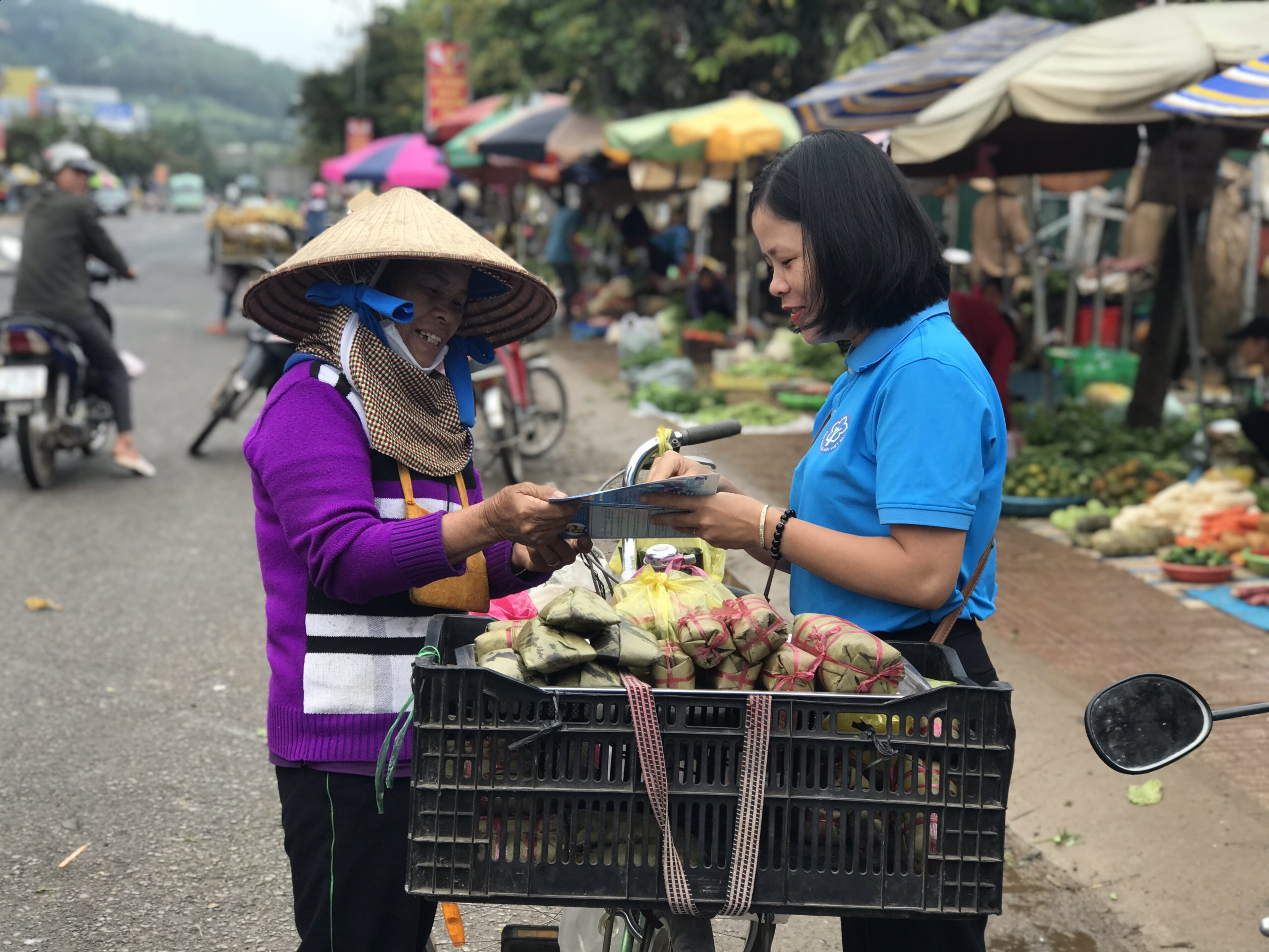 Tuyên truyền trực tiếp về chính sách BHXH, BHYT đến người dân