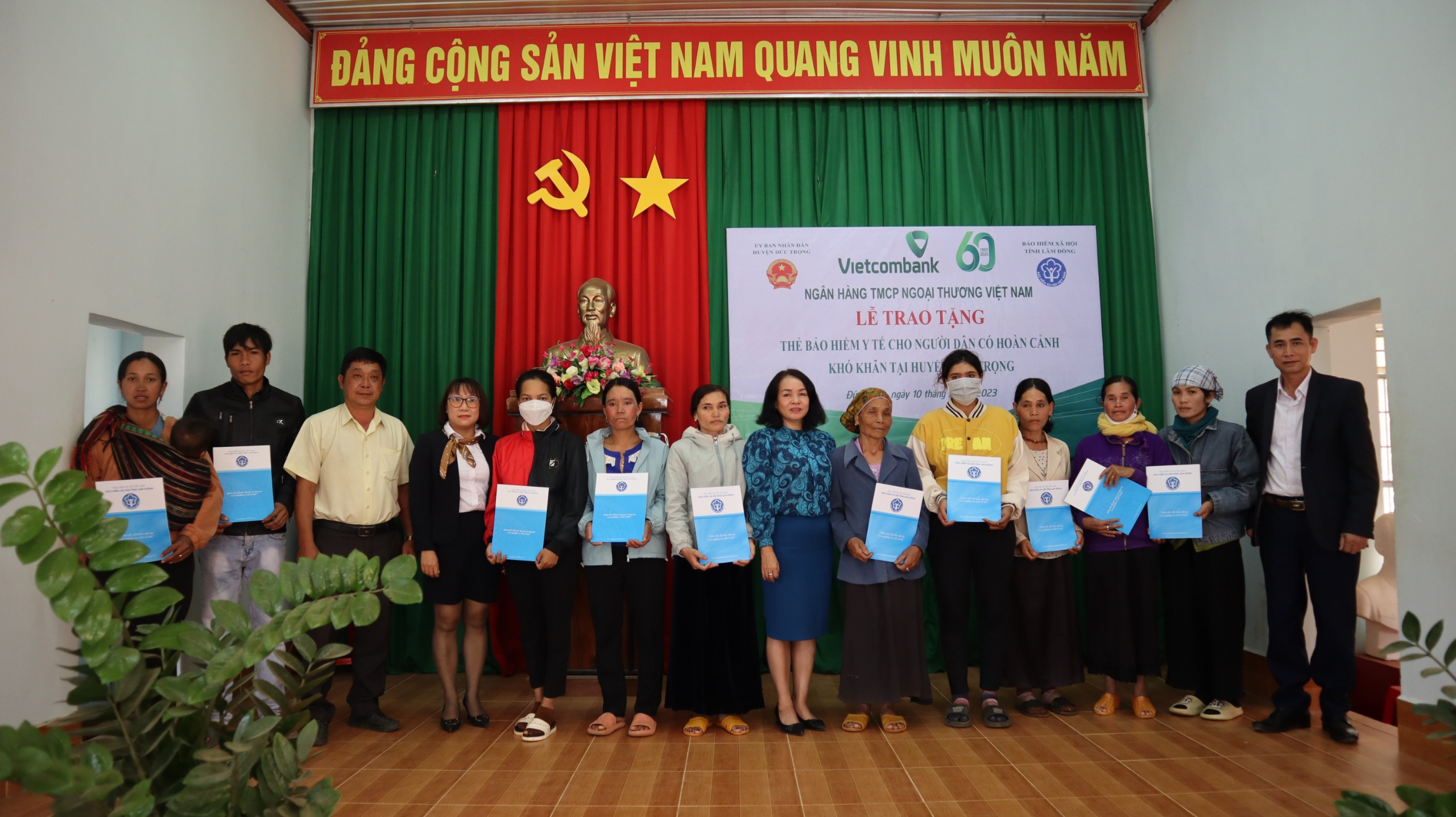 Lãnh đạo UBND huyện Đức Trọng, Vietcombank và BHXH huyện trao thẻ BHYT cho người dân xã Tà Hine