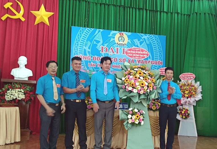 Ông Trần Kim Anh – Chủ tịch LĐLĐ huyện Đạ Huoai tặng hoa chúc mừng Đại hội CĐCS xã Mađaguôi