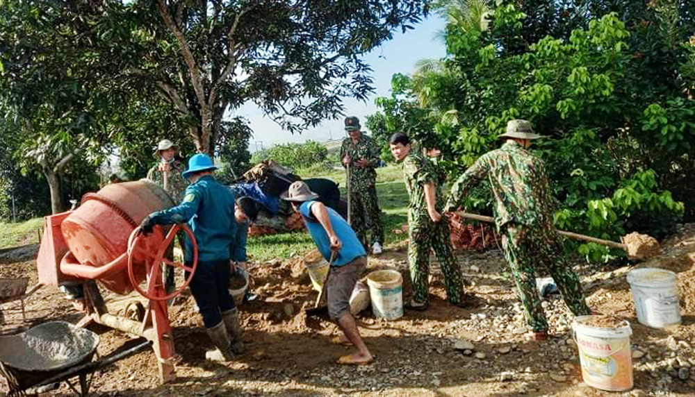 Ban Chỉ huy Quân sự huyện Đạ Huoai làm đường giao thông nông thôn ở vùng đồng bào DTTS.