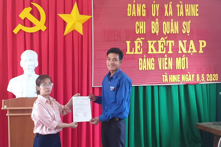 Nhiều quần chúng ưu tú đồng bào dân tộc thiểu số tại xã Tà Hine đã được kết nạp vào hàng ngũ của Đảng