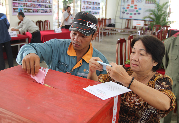 Cử tri phường Lộc Sơn (TP Bảo Lộc) bỏ phiếu bầu ĐBQH khóa XIV và đại biểu HĐND các cấp nhiệm kỳ 2016-2021. Ảnh tư liệu