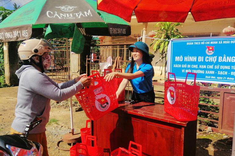 ĐVTN xã Hoài Đức tặng làn nhựa đi chợ cho bà con Nhân dân để hạn chế sử dụng túi ni lông