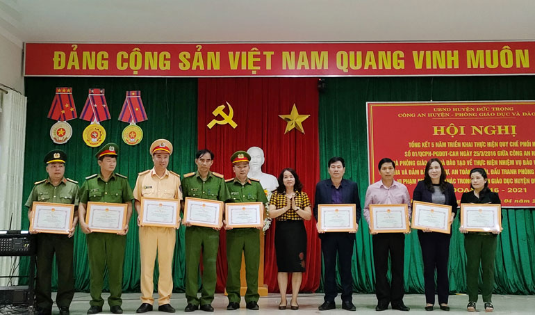 Lãnh đạo UBND huyện Đức Trọng trao giấy khen cho các tập thể xuất sắc trong việc thực hiện quy chế giữa 2 ngành