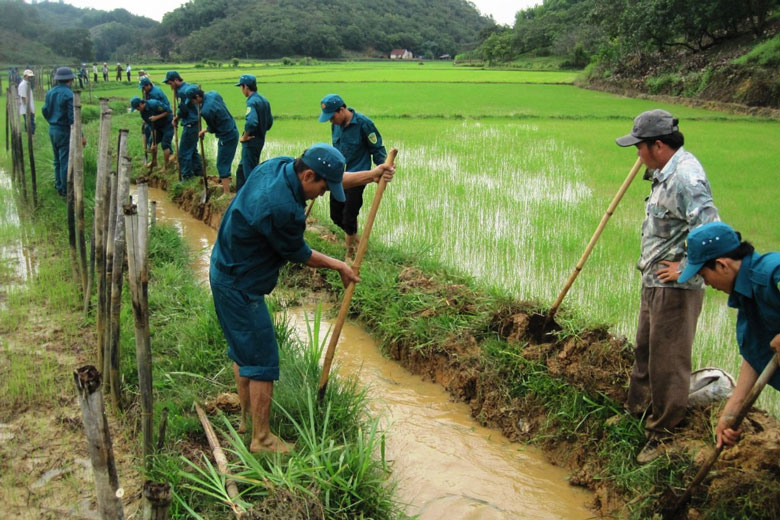 Lực lượng vũ trang huyện Cát Tiên thực hiện nạo vét, phát quang kênh mương nội đồng