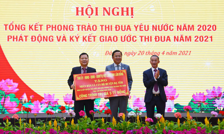 Khen thưởng công trình phúc lợi 5 tỷ đồng cho huyện Đạ Tẻh tại hội nghị tổng kết phong trào thi đua yêu nước năm 2020 và ký kết giao ước thi đua năm 2021. Ảnh: Văn Báu