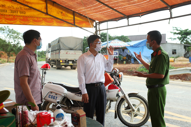 Đồng chí Đặng Trí Dũng thăm hỏi cán bộ, chiến sĩ đang làm nhiệm vụ tại chốt kiểm soát phòng chống dịch Covid-19 tại cầu Vinh Ninh, xã Phước Cát 2