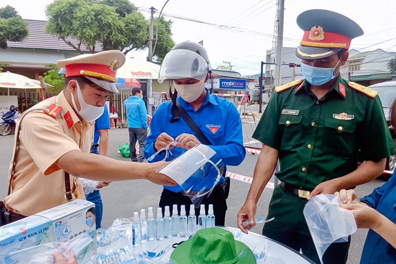 Các lực lượng phối hợp của Đơn Dương đang làm nhiệm vụ tại các chốt khu vực giãn cách xã hội phòng chống dịch Covid-19