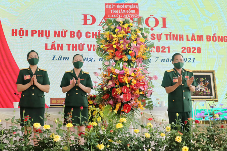 Đại diện lãnh đạo Bộ CHQS tỉnh tặng hoa chúc mừng Đại hội Hội Phụ nữ Bộ CHQS tỉnh nhiệm kỳ 2021 - 2026