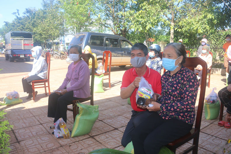 Đoàn tặng quà cho các hộ có hoàn cảnh khó khăn tại xã Tân Thượng