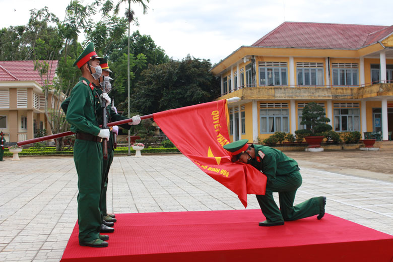 Nghi thức chiến sĩ mới hôn Quân kỳ tại Lễ Tuyên thệ chiến sĩ mới nhập ngũ năm 2021. Ảnh N. Ngà