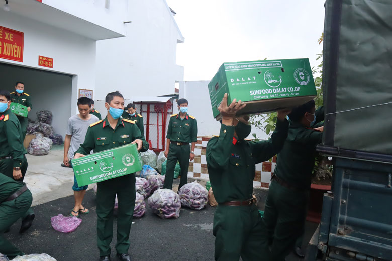 LLVT Lâm Đồng đang liên tục hỗ trợ lượng nông sản lớn để giúp đỡ người dân TP Hồ Chí Minh và các địa phương khác chống lại dịch bệnh Covid-19. Ảnh: N. Ngà