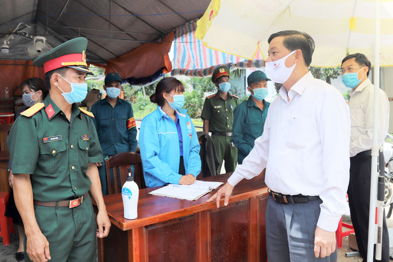 Đồng chí Trần Đức Quận - Ủy viên Ban Chấp hành Trung ương Đảng, Bí thư Tỉnh ủy, Chủ tịch HĐND tỉnh kiểm tra công tác phòng chống dịch Covid-19 tại huyện Đạ Huoai