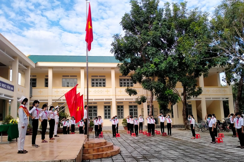 Chào cờ đầu tuần tuần học đầu tiên năm học 2021 - 2022 tại Trường THCS Đạ Kho, huyện Đạ Tẻh, sáng 20/9/2021