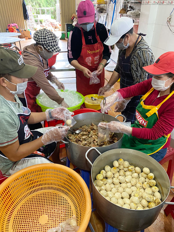 Hội viên phụ nữ huyện Đức Trọng tham gia nấu ăn tại các khu cách ly