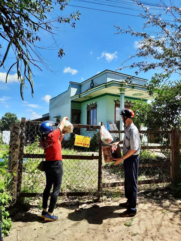 Đội tình nguyện xã Ninh Gia thăm tặng lượng thực thực phẩm cho gia đình đang cách ly y tế tại nhà