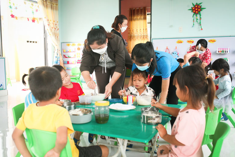 Chưa đủ điều kiện để tổ chức nấu ăn bán trú nên phụ huynh tự chuẩn bị bữa ăn trưa cho con mình rồi mang đến lớp, để các bé có thể được ở lại trường học cả ngày