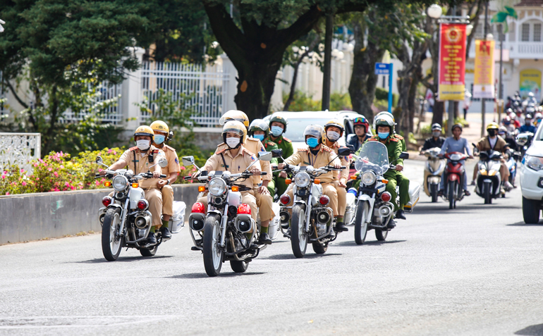 Lực lượng cảnh sát giao thông Công an Đà Lạt ra quân thực hiện tháng cao điểm an toàn giao thông 