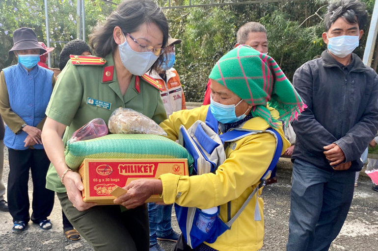 Chương trình trao quà tết cho người nghèo, đồng bào DTTS khó khăn tại 2 xã Bảo Thuận (Di Linh) và Tu Tra (Đơn Dương) 