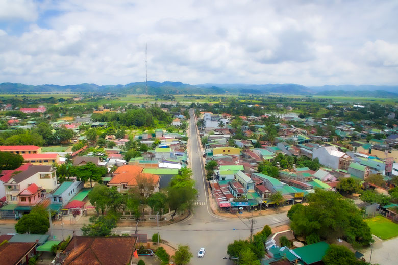 Bộ mặt thị trấn ngày càng được đầu tư, cải thiện.