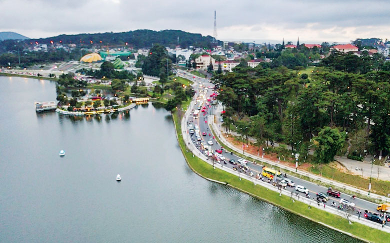 Cung đường bên hồ Xuân Hương