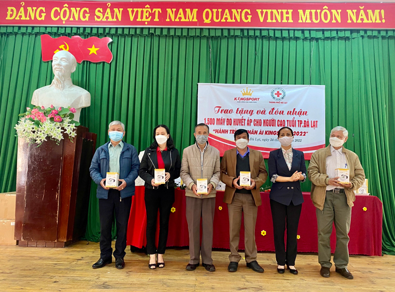 Hội Chữ thập đỏ TP Đà Lạt trao máy đo huyết áp do Chương trình Hành trình nhân ái Kingsport tài trợ cho Hội Chữ thập đỏ phường, xã để tặng cho người cao tuổi trên địa bàn