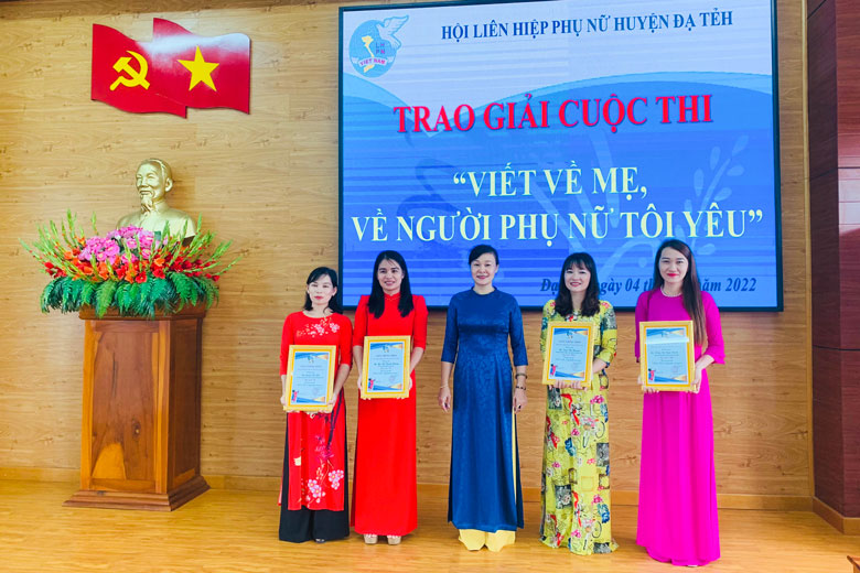 Trao giải cho các tác giả đạt giải cao của Cuộc thi Viết về mẹ, về người phụ nữ tôi yêu