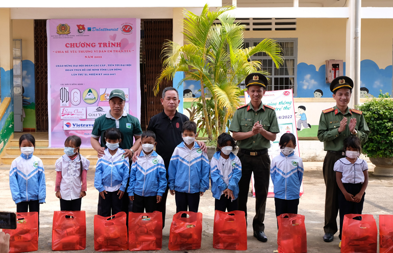 Lãnh đạo Công an huyện Đam Rông, Chi Đoàn Phòng An ninh đối ngoại và các doanh nghiệp trao quà cho học sinh nghèo vượt khó