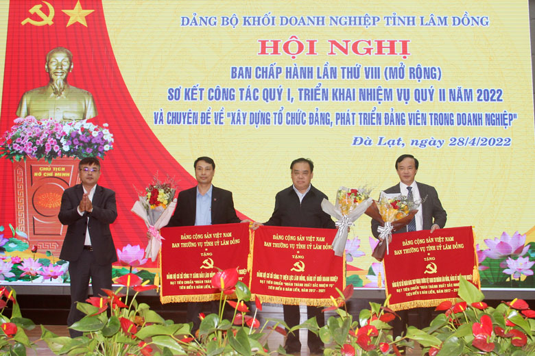  Trao cờ của Ban Thường vụ Tỉnh ủy cho các tập thể thuộc Khối Doanh nghiệp tỉnh đạt tiêu chuẩn “Hoàn thành xuất sắc nhiệm vụ” tiêu biểu 5 năm liền