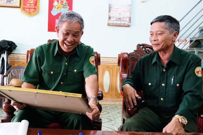 Ông Lê Trung Tính (bìa phải) thường xuyên tổ chức các hoạt động gặp mặt để gắn kết hội viên, duy trì hoạt động của Hội Chiến sĩ Thành cổ Quảng trị năm 1972 tỉnh Lâm Đồng