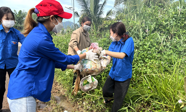 Đoàn viên, thanh niên huyện Bảo Lâm tham gia thu gom, phân loại và xử lý rác thải sinh hoạt trên địa bàn xã Lộc Nam