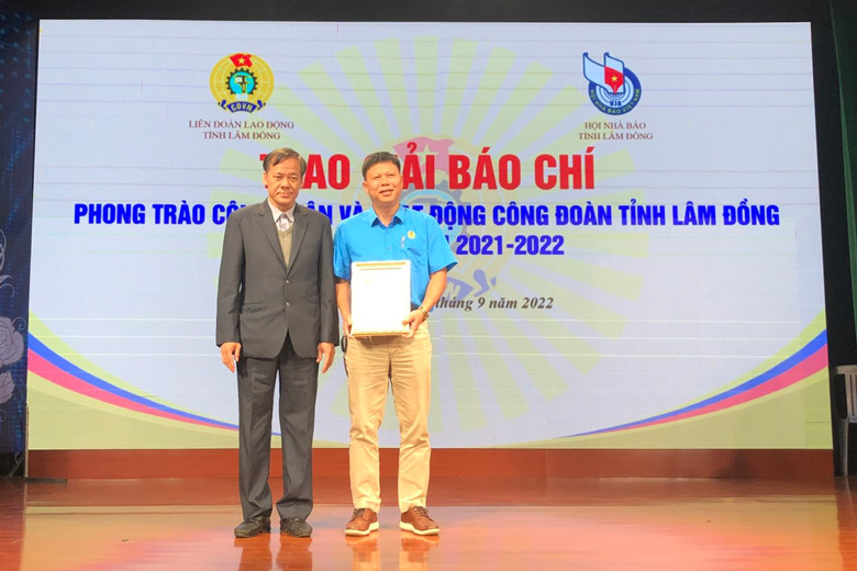 Trao giải cho ông Ngô Văn Sơn - Công đoàn Ngành Giáo dục, giải Nhất nhóm không chuyên