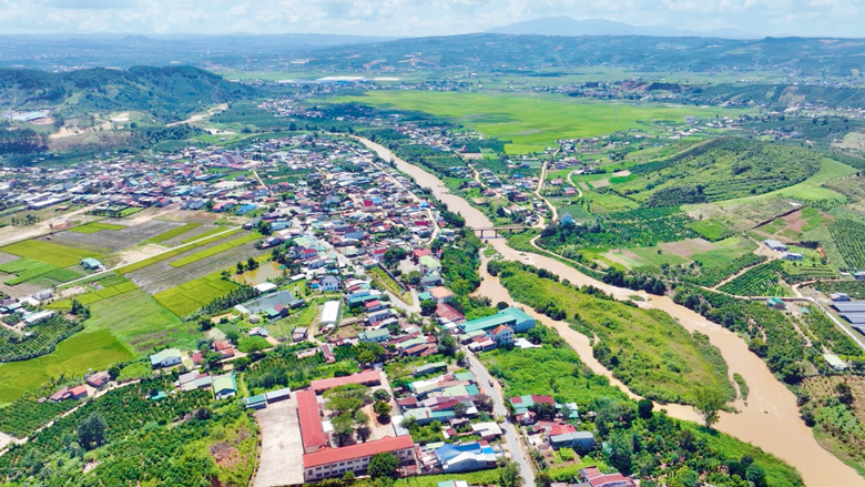 Vùng nông thôn mới bên bờ sông Đạ Dâng (Lâm Hà). Ảnh: Phương Nam