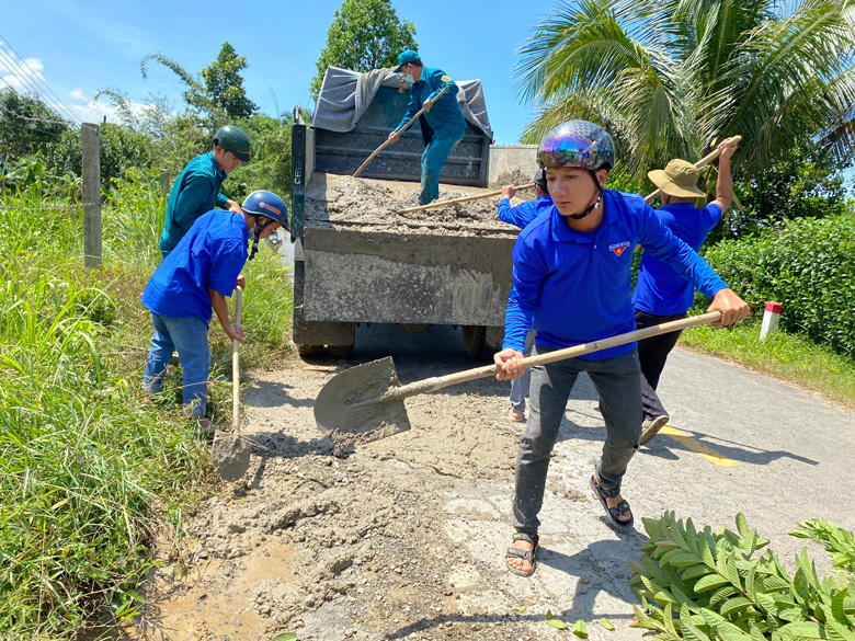 Lực lượng đoàn viên, thanh niên hăng hái sửa chữa, vá lỗ các mặt đường trên địa bàn xã