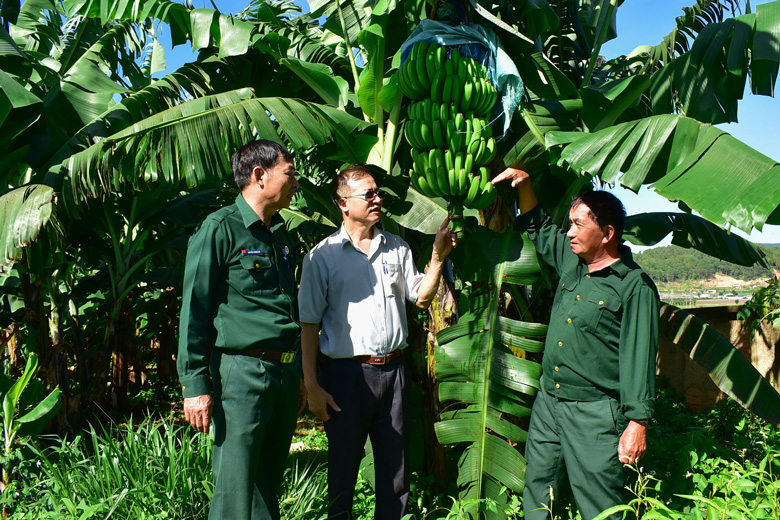 Ông Tổng (bên phải) đã tạo lập được cơ ngơi tiền tỷ