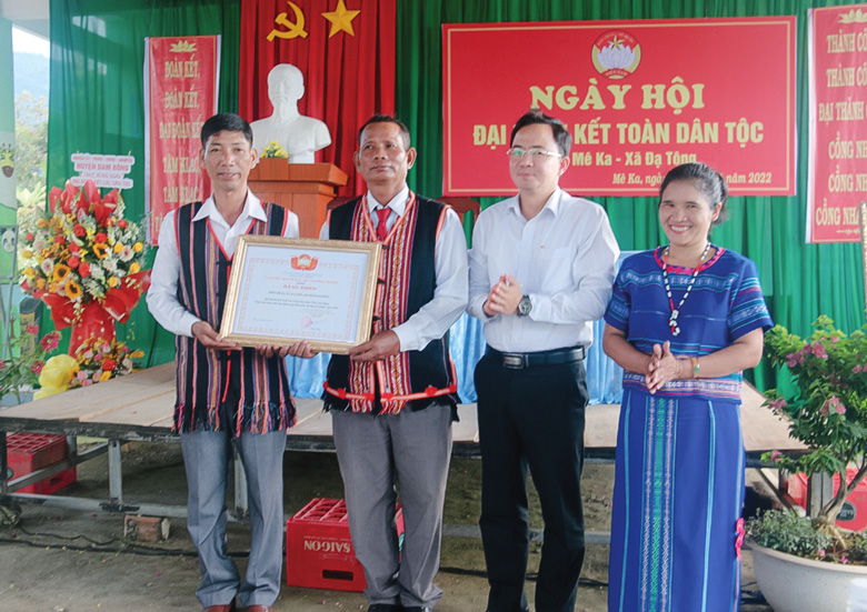 Trao tặng bằng khen Khu dân cư kiểu mẫu cho cán bộ, Nhân dân thôn Mê Ka