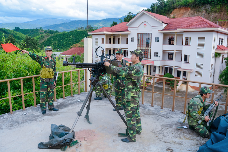 Cán bộ, chiến sĩ tham gia công tác huấn luyện